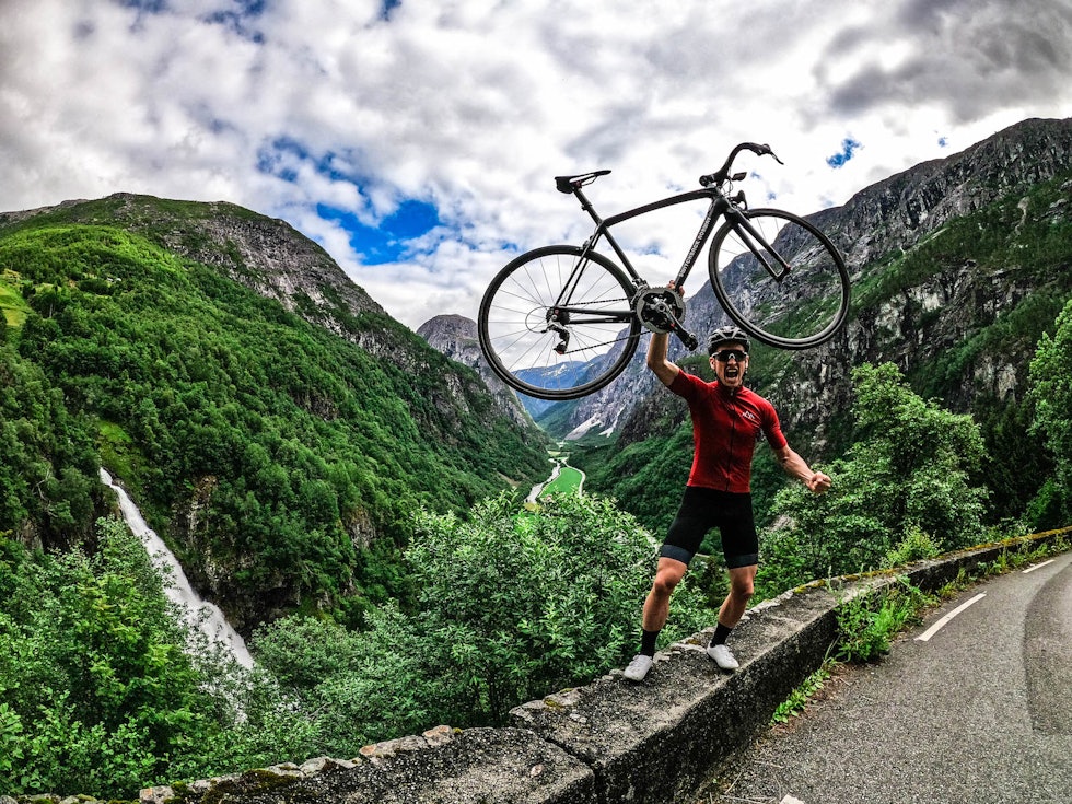 TILFREDS: Terje Selle Rundberg etter at KOM'en opp Stalheimskleivene var et faktum. Foto: Liv Underhaug/Switchback Norway Terje Selle Rundberg Stalheimskleivene KOM