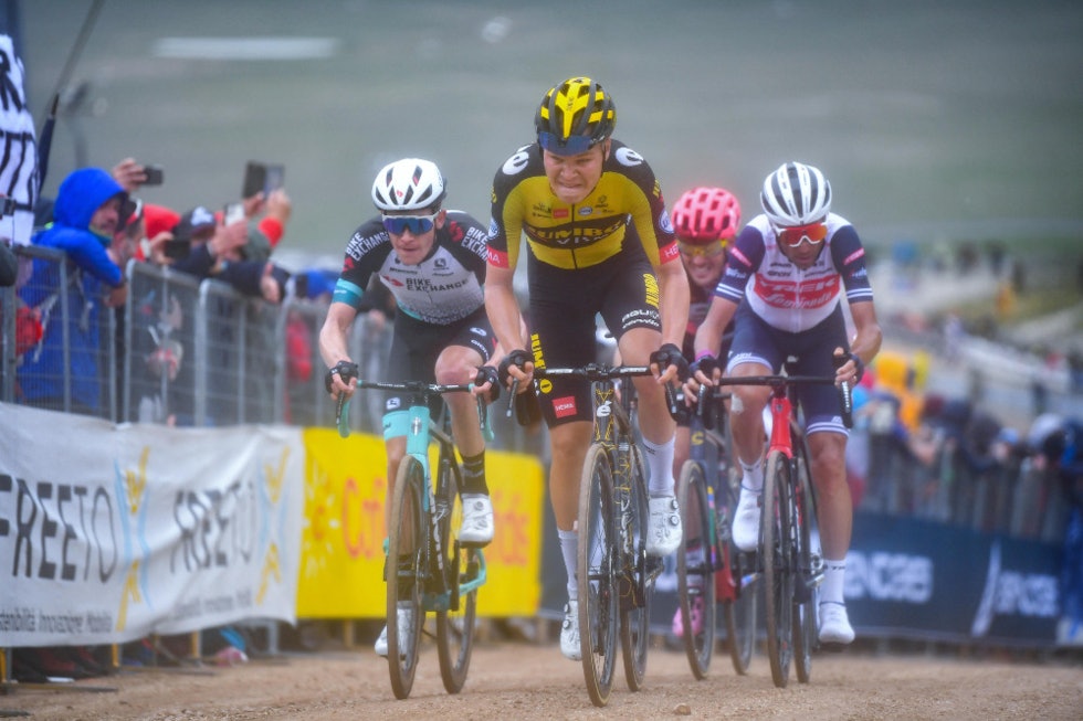 HELT TIL STREKEN: Foss kjemper seg til mål med blant andre Vincenzo Nibali på hjul. Foto: Cor Vos tobias foss giro d'italia jumbo-visma(1)