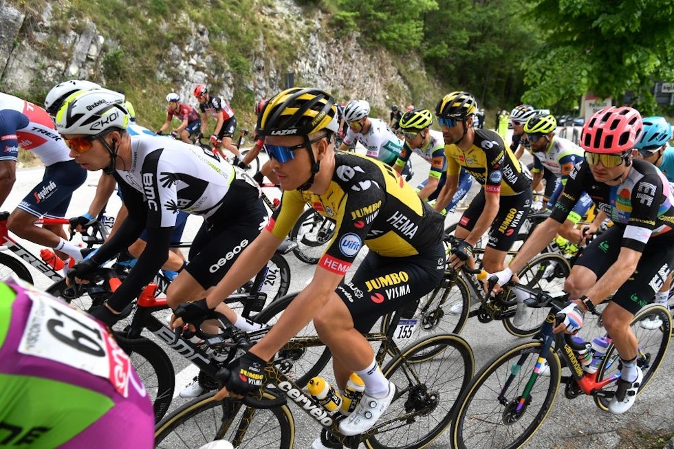 GOD START: Tobias Foss har kommet seg fint gjennom både flate spurtetapper og tøffe klatreetapper så langt i Giroen. Foto: Cor Vos tobias foss giro d'italia jumbo-visma