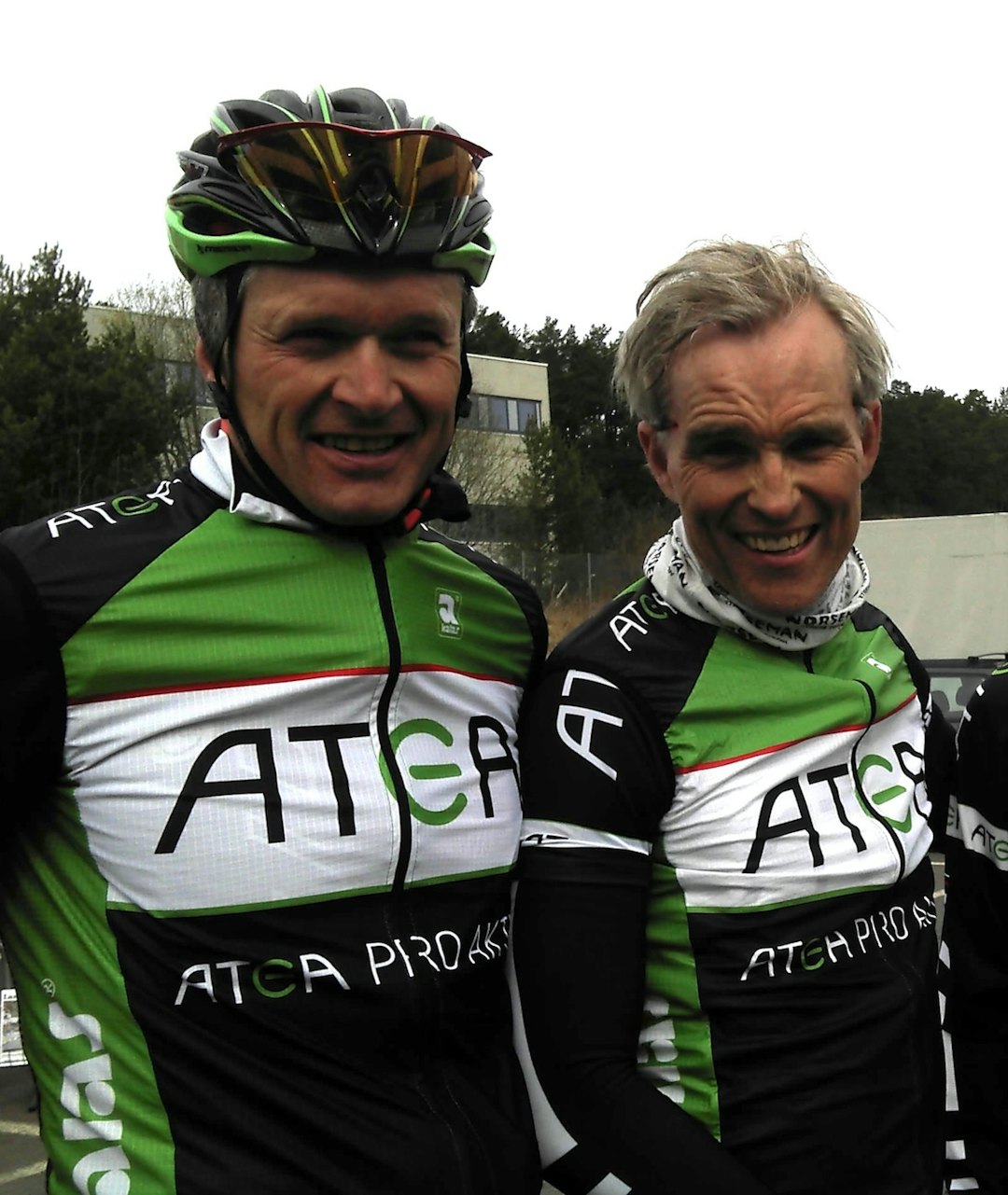 Tronn Skjerstad (til høyre) er kaptein i Aurora Borealis, som han var i ATEA. Jan Olav Beitmyren (til venstre) er en av veteranene i laget, og har vært med helt siden Team Velo Club Zoncolan i 2009. Foto: Ingeborg Scheve Beitmyren-Skjerstad-Enebakk Rundt 2013-Scheve 1200x1400