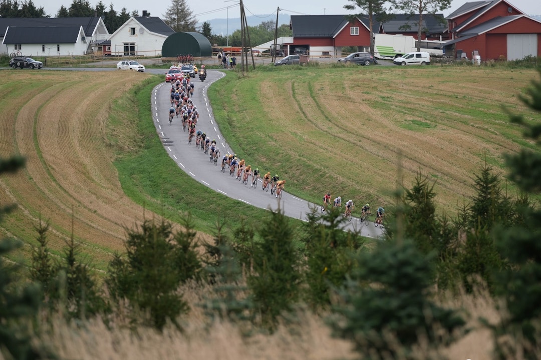 UNDERVEIS: Lang, lang rekke gjennom landskapet. Foto: Mikkel Skretteberg/sportsfoto.no Foto: Mikkel Skretteberg/sportsfoto.no