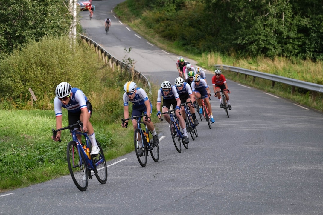 PÅ REKKE: En etter en gjennom svingen. Foto: Mikkel Skretteberg/sportsfoto.no PÅ REKKE: En etter en gjennom svingen. Foto: Mikkel Skretteberg/sportsfoto.no