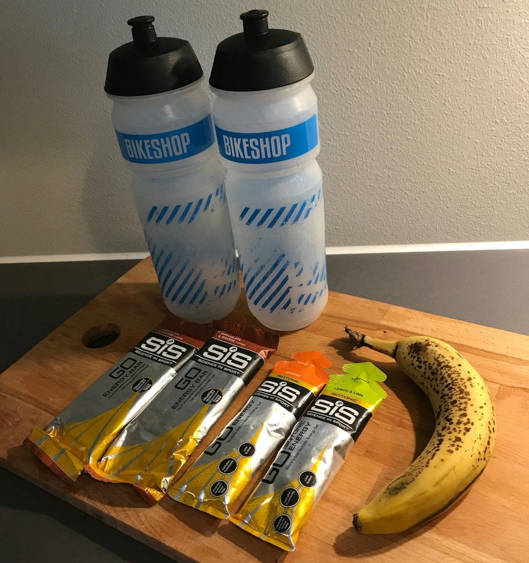 ENKELT: Banan og barer er noe Markus Hoelgaard spiser ofte på langtur. På flaskene er det bare vann. Hoelgaard - food 1200x