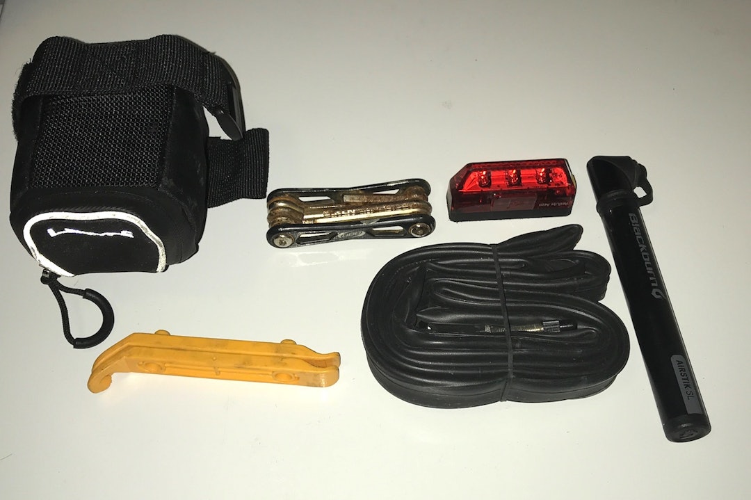 UT AV LOMMENE: Slange, dekkspaker og multiverktøy er henvist til sadeltasken, mens pumpen festes på ramma, og lykten er fast følge uansett lysforhold. Hoelgaard tools 1400x933