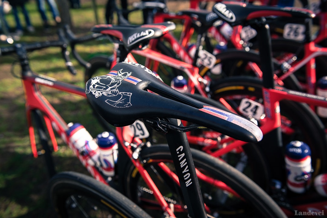 GRR: Alex har en viking på setet sitt, for å bevare illusjonen om at alle nordmenn er vikinger. GRR: Alex har en viking på setet sitt, for å bevare illusjonen om at alle nordmenn er vikinger.