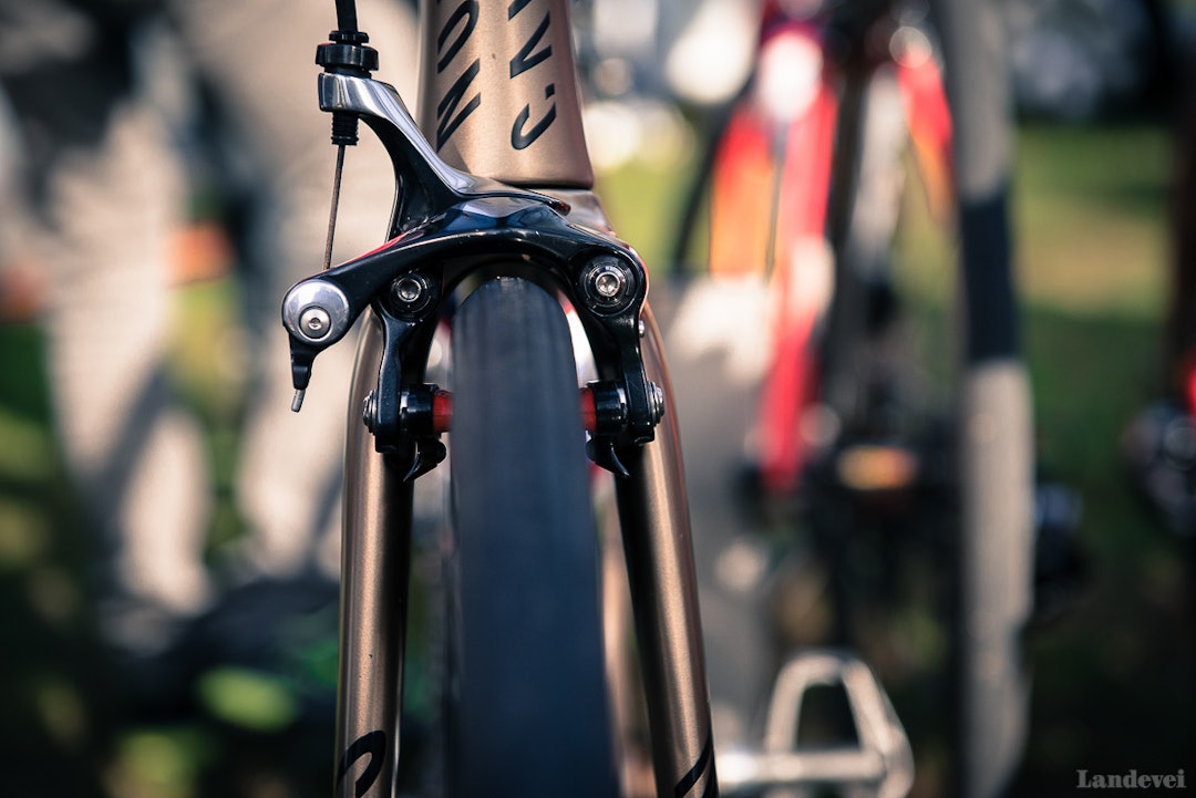 GOD PLASS: Kristoffs Aeroad var satt opp med 28mm dekk ifølge mekanikern, men det skal fortsatt være plass til mer. GOD PLASS: Kristoffs Aeroad var satt opp med 28mm dekk ifølge mekanikern, men det skal fortsatt være plass til mer.