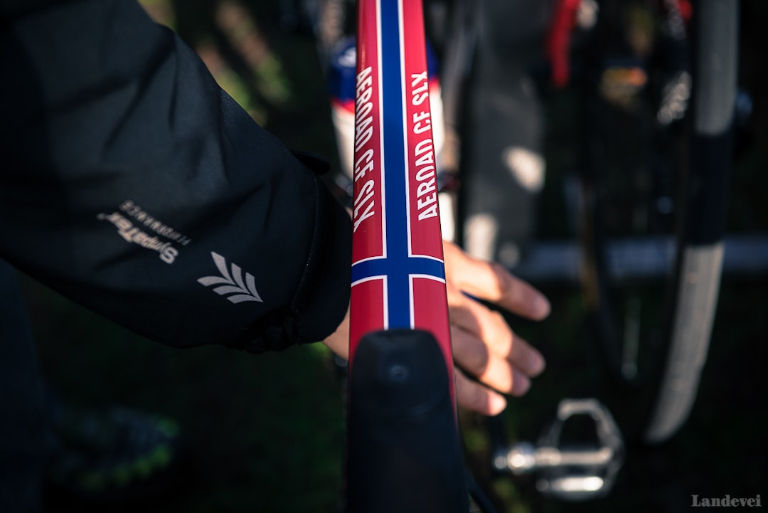 NADA: Alex nøyde seg med et norsk flagg på overrøret. Ingen oversikt over pavéene. NADA: Alex nøyde seg med et norsk flagg på overrøret. Ingen oversikt over pavéene.