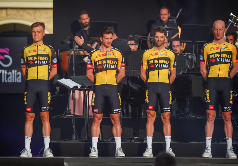 GOD START FOR JUMBO-VISMA: Foss (til høyre) og det nederlandske laget tok andre-, tredje- og sjetteplass på åpningstempoen. Her er nordmannen sammen med Dylan Groenewegen, Paul Martens og Jos van Emden på lagpresentasjonen torsdag. Foto: Cor Vos tobias foss giro d'italia 2021 lagpresentasjon jumbo-visma