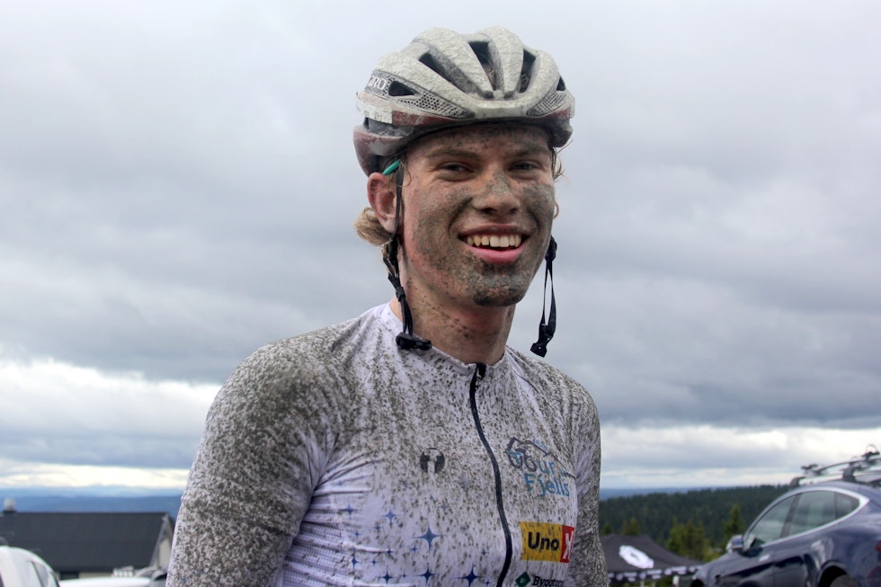 GRISETE: Per Strand Hagenes forteller om mye gjørme og sugende forhold på dagens etappe i Tour te Fjells. Foto: Ingeborg Scheve Per Strand Hagenes Tour te Fjells