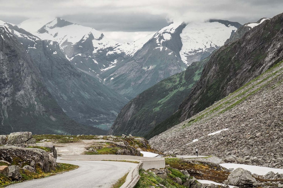 LANGT TIL FJELLS: Gamle Strynefjellsveg ligger utilgjengelig til for runder. Men bare en dagstur opp og ned er fantastisk. LANGT TIL FJELLS: Gamle Strynefjellsveg ligger utilgjengelig til for runder. Men bare en dagstur opp og ned er fantastisk.