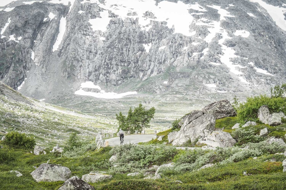 GAMMELT VERN: Veien er i dag en del av Nasjonale Turistveger, med særskilt vern. Stabbeisteiner vekker minner om sikkerhet fra gamle dager. GAMMELT VERN: Veien er i dag en del av Nasjonale Turistveger, med særskilt vern. Stabbeisteiner vekker minner om sikkerhet fra gamle dager.