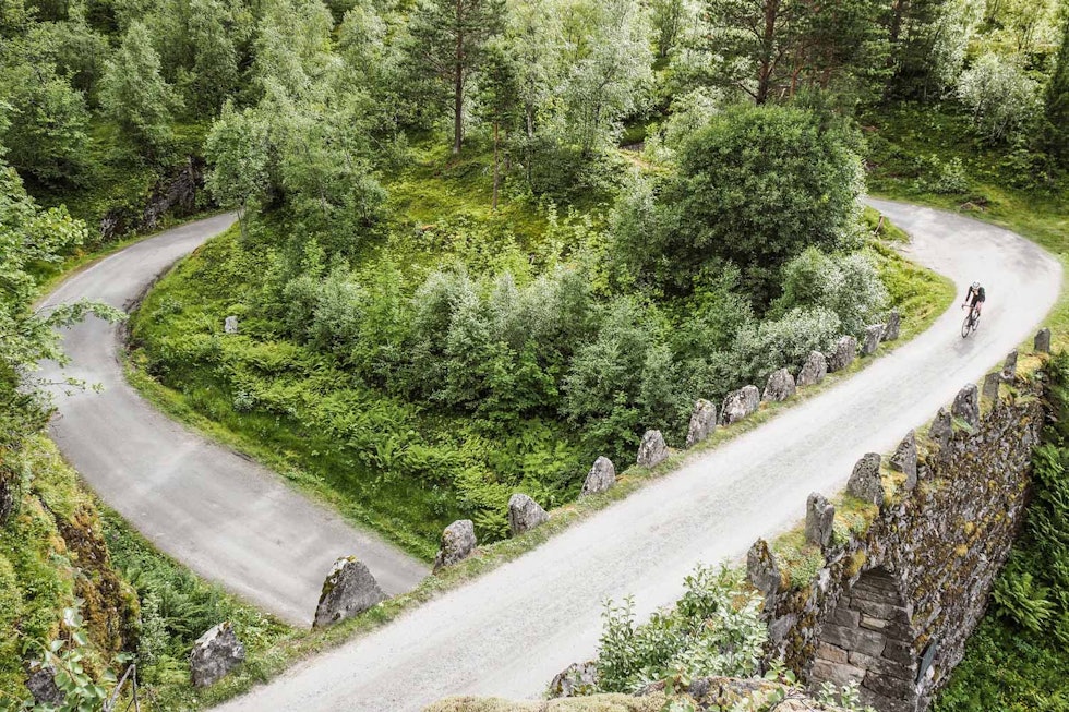 KNUTEN: Veikurven på 270 grader finner du i klatringen fra Geiranger til Dalsnibba. Dette er faktisk Norges første trafikkmaskin!