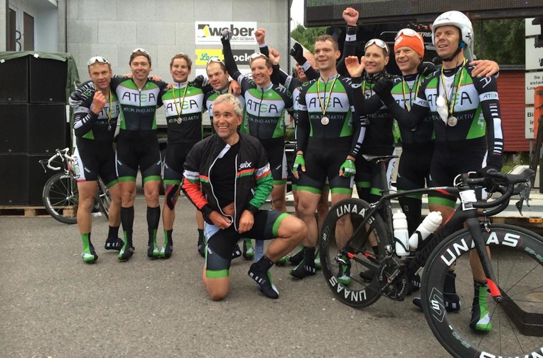 SEIER ER ALT: I underkant av 30 mann startet fra Trondheim, og noen forblør for laget underveis. David Ekroll, Bjørn-Tomas Stenersen, Per Arne Kulseth, Håvard Melheim, Even Antonsen, Ole-Kristian Ringnes, Leif Oddvin Jensen, Erik Tordahl, Rune Morten Johansen og kaptein Tronn Skjerstad (foran) kjørte Atea inn til seier på Styrkeprøven 2014. Foto: Privat 2014 Styrkeprøven winners - Foto Privat 1400x924