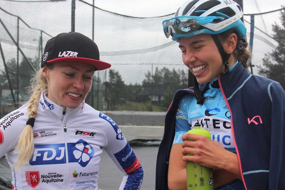 IMPONERT: Både World Tour-proffen Stine Borgli og Amalie Lutro fra Hitec er imponert over juniorjenta som var nummer tre over streken på dagens etappe i Tour te Fjells. Foto: Ingeborg Scheve Stine Borgli Amalie Lutro Tour te Fjells 2020