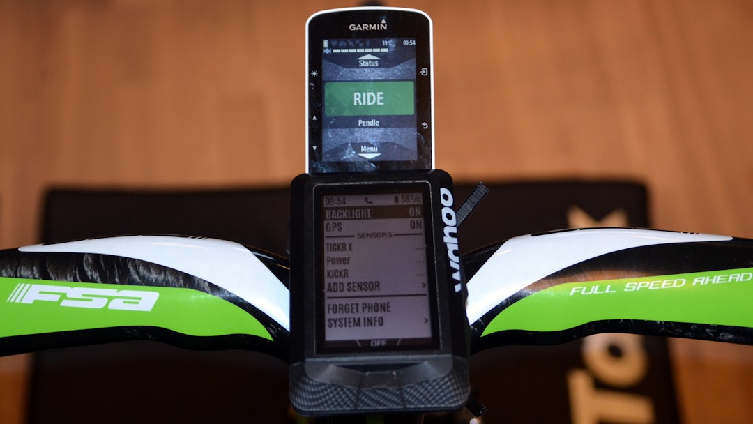 COCKPIT: Wahoo ELEMNT tar opp mer areal av cockpiten enn Garmin Edge 520 (og 810), men store knapper og lettlest skjerm gjør den brukervennlig i på sykkelturen. COCKPIT: Wahoo ELEMNT tar opp mer areal av cockpiten enn Garmin Edge 520 (og 810), men store knapper og lettlest skjerm gjør den brukervennlig i på sykkelturen.