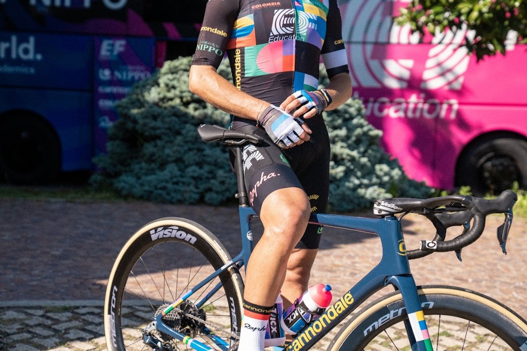 DETALJER: Også designet på lagets Cannondale-sykler er piffet opp til å matche trøyen. ef education nippo rapha giro d'italia trøyer special edition