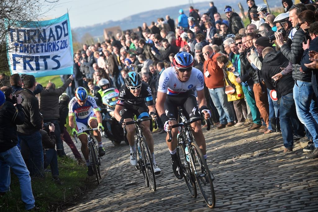 INNFRIDDE IKKE: Geraint Thomas og Peter Sagan kunne lite gjøre med Kristoff i dag. Stybar måtte overlate grovjobben til lagkameraten i front.