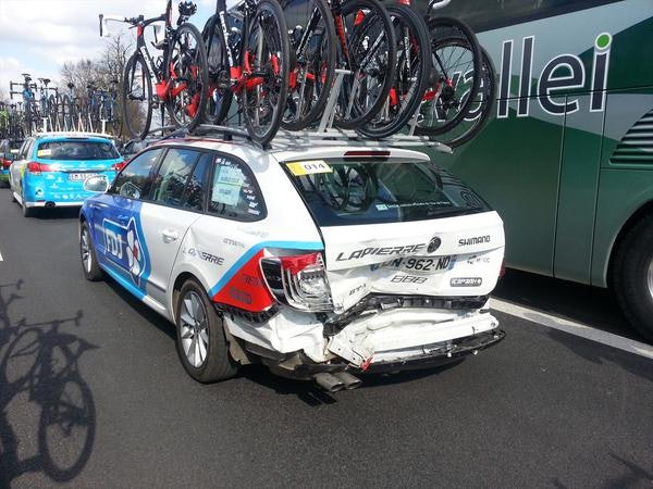KJEMPESMELL: Følgebilen til FDJ fikk seg en helt grei smell av Shimanos nøytrale følgebil. KJEMPESMELL: Følgebilen til FDJ fikk seg en helt grei smell av Shimanos nøytrale følgebil.