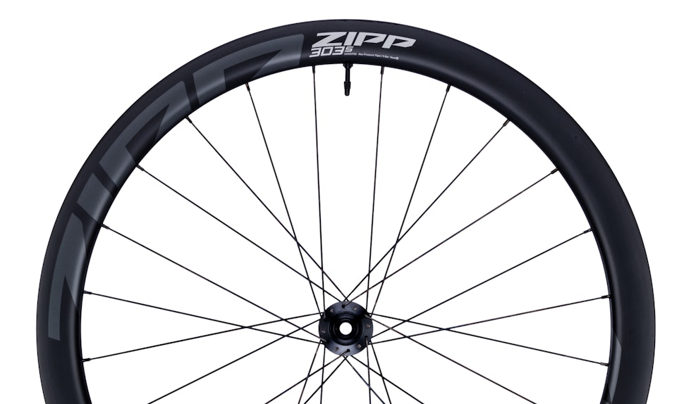 KJEDELIGE? De nye 303-hjulene ser nesten litt kjedelige ut sammenlignet med forgjengeren. Men oppgraderingene er solide. Zipp 303 hjulsett