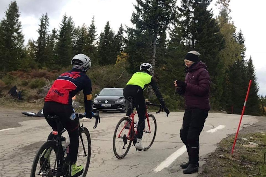 LYNNEBAKKA: I løpet av dagen hadde Jonas Orset selskap av andre syklister fra tid til annen. Foto: Stein Magnus Olafsrud