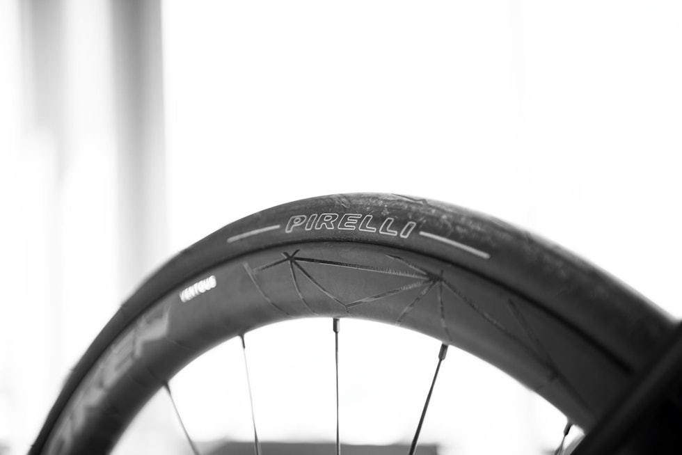 SMOKING HOT: Pirelli var tidligere kjent for sine kalendere med lettkledde damer, hengende på bilverksteder verden over. I vårt miljø er de bedre kjent som dekknykommer, Sabine kjører Pirelli P Zero. Sabine-Bartler-7