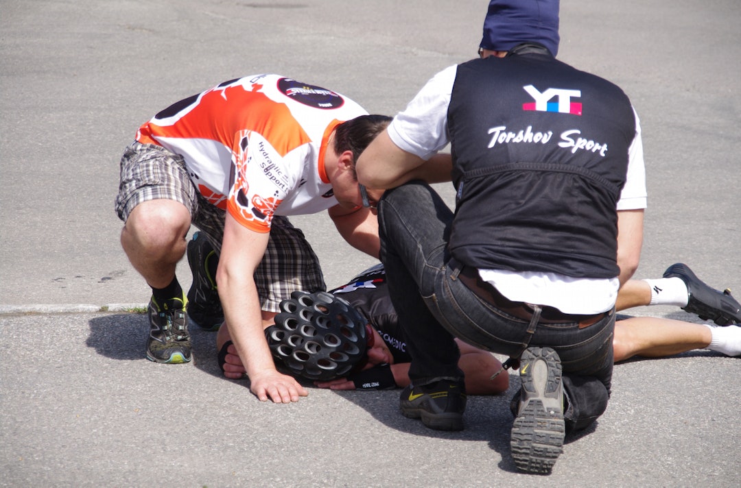 Kjekkas-rytterne er kjent for å gi alt. Hver gang. Her er det Aleksander Stijelja som har tatt seg ut for laget under Randsfjorden Rundt. Foto: Karl-Heinz Götz Aleksander Stijelja - exhausted-Randsfjorden Rundt 2013 Karlheinz Götz 1400x930 copy