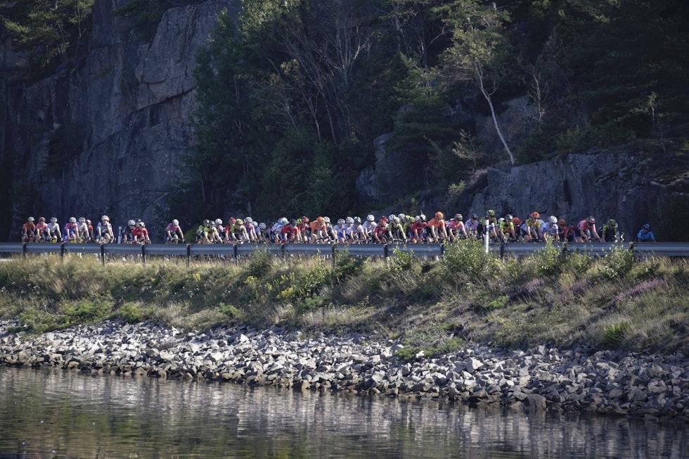 VAKKERT: Dagens etappe startet på Gamle Svinesundsbroen og gikk gjennom både Sverige og Norge før målgang i Halden. Foto: For Vos