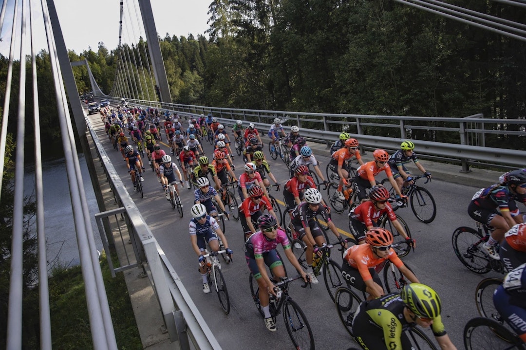 ROLIG: Mesteparten av rittet gikk fredelig for seg, fram til de siste rundene opp til mål på Fredriksten Festning. Foto: Cor Vos