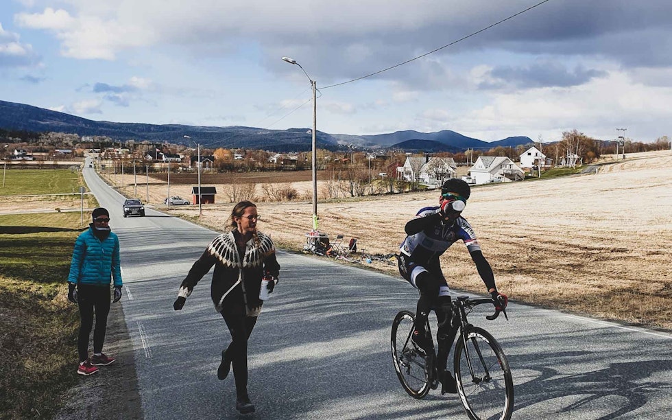 HVILESKJÆR: Jahn Frederik Grue tar en slurk på en av de hundreogørten klatringene på Fosen. Foto: Gudmund Toverud Høglund. jon-breivold-everesting-3