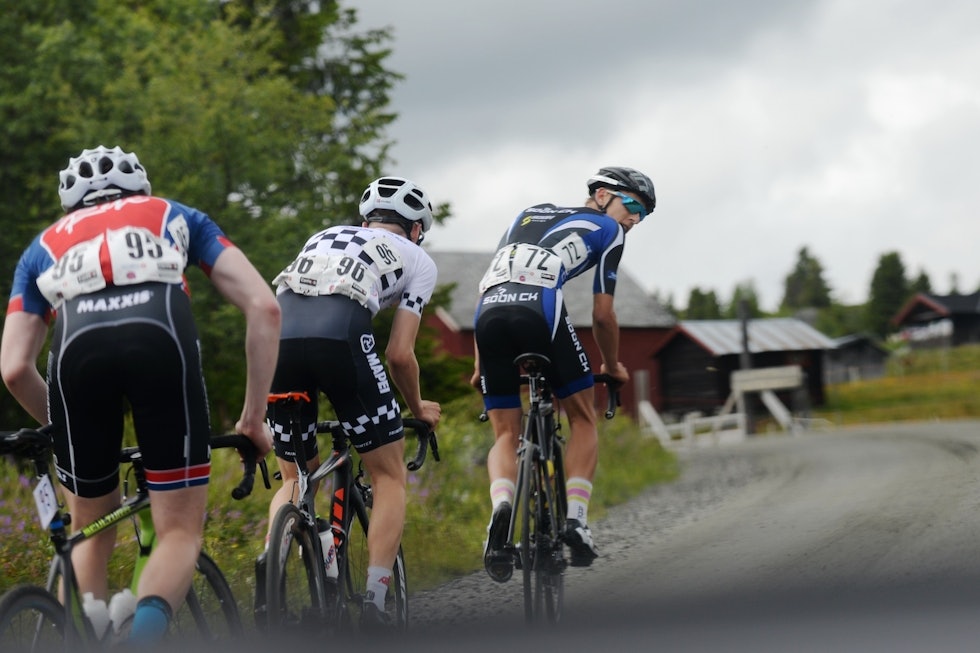BAKKESTERK: Tobias Johannessen fra terrenglandslaget holdt resten av feltet bak seg sist han deltok i Norgescupens eneste etapperitt, men da syklet han i juniorklassen. Nå skal han bryne seg mot senioreliten. Foto: Kent Murdoch Tobias Johannessen i Tour de Hallingdal