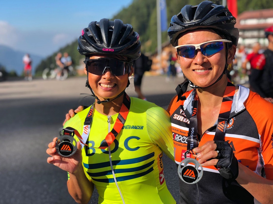 FÅ JENTER: Artikkelforfatter Caroline Vamnes og Lillian Choy fra England sykler gjerne sammen på Haute Route. De har deltatt både i Alpene og i Italia sammen. Foto: Arrangøren.