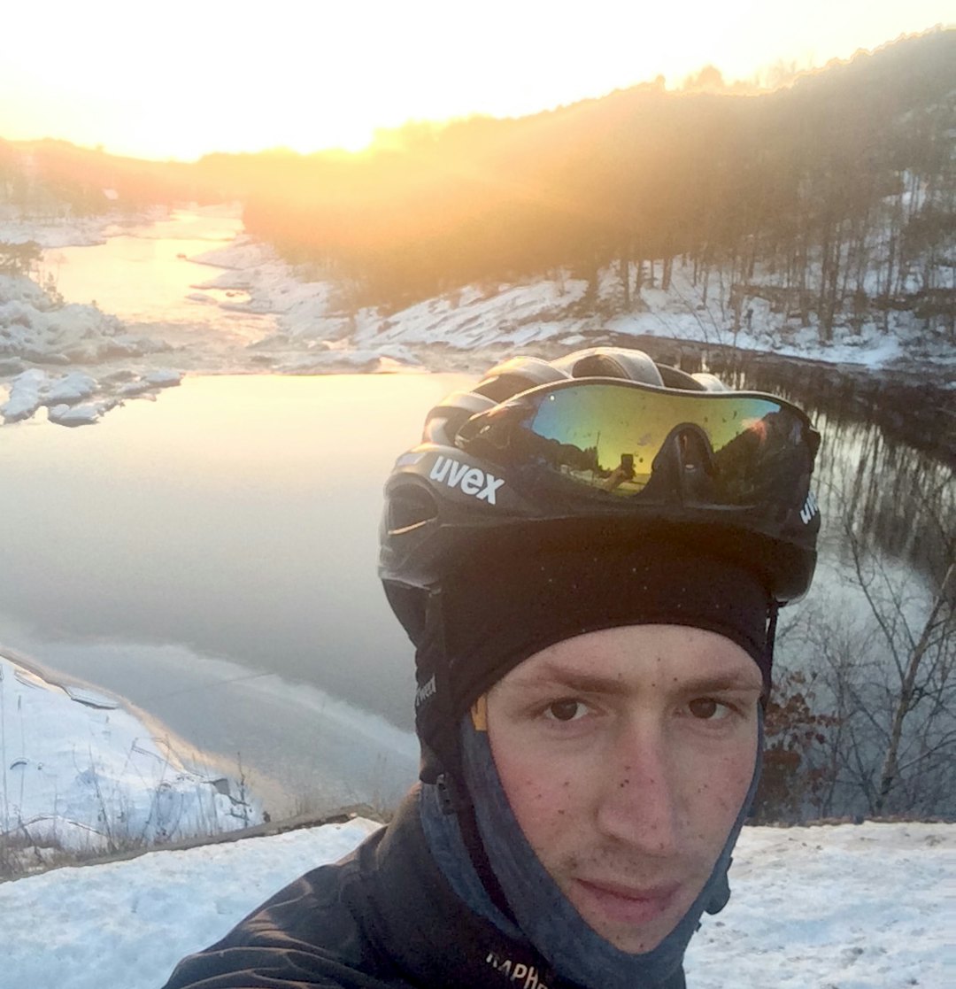 Ole André Sødal sykler helst utendørs, også om vinteren, både av hensyn til de som bor i etasjen under ham og av ren trivsel. Foto: Privat Ole Andre Sødal 1 - Privat 1400x