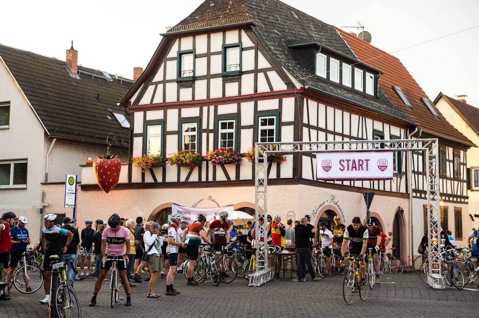 Ingen hast: Starten går i Eltville, en typisk landsby for Moseldalen. eroica-germania-2
