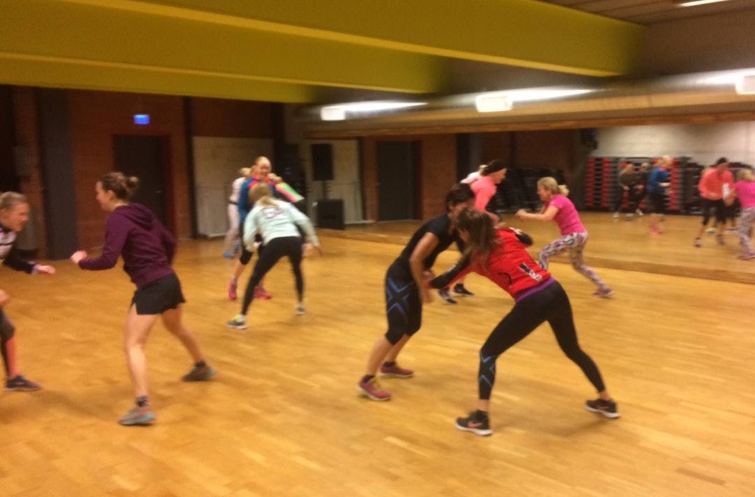 FLYTTE GRENSER SAMMEN: Bootcamp med nærkamp var en ny utfordring for mange av jentene på Women Road Express. Foto: Matthias Wallin Boot camp Matthias Wallin 1400x924