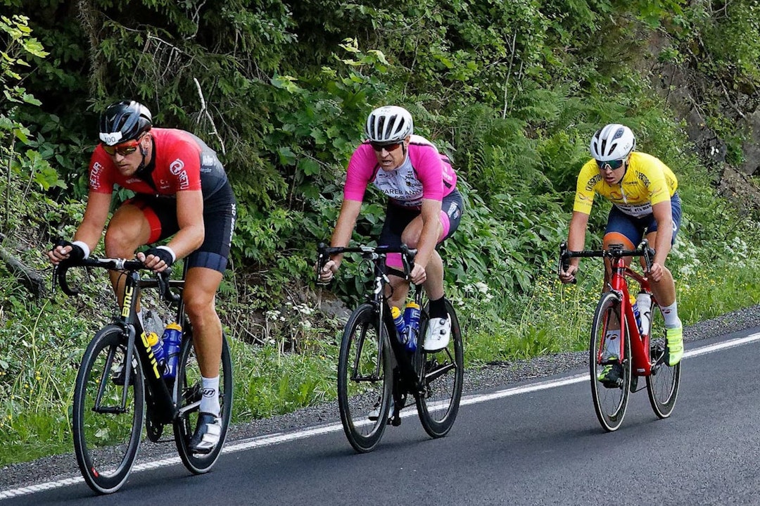 STERK: Jørn Fjeldavlie (midten) ga unggutta Knut Sande (til venstre) og Jonas Orset kamp til streken på fellesstarten Trondheim-Oslo i juni. Foto: Ola Morken Knut Sande - Jørn Fjeldavlie - Jonas Orset - Styrkeprøven 2018 - Ola Morken 1400x933