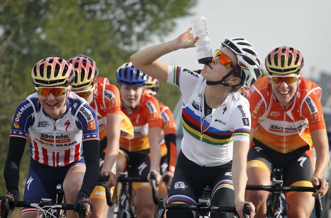 Megan Guarnier (til venstre) er amerikansk mester, Lizzie Armistead (midten) verdensmester og Ellen van Dijk (til høyre) blant de 15 beste. Både hver for seg og som team er de sultne på mer. Foto: Cor Vos Guarnier - Lizzie Armistead - Ellen van Dijk - 2016 - Cor vos 1400x924