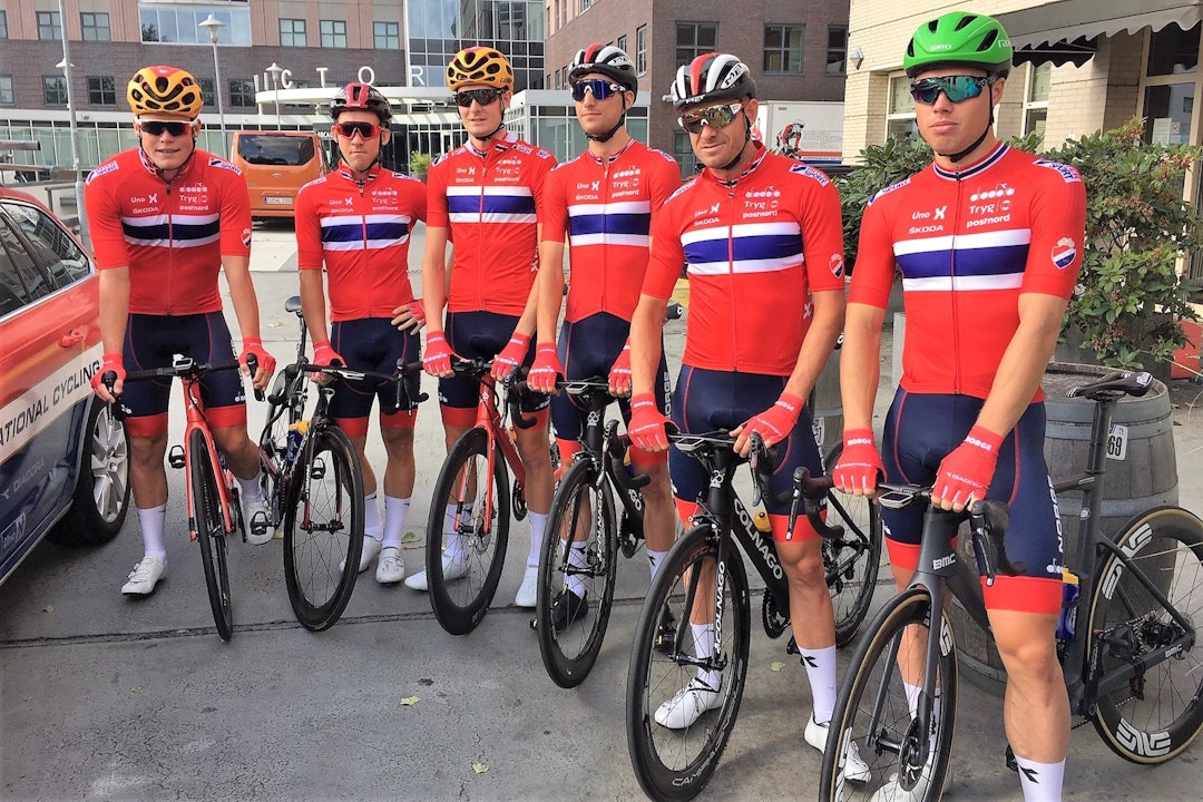 LANDSLAGET: Norges tropp til fellesstarten i menn elite besto av sju ryttere - Sven Erik Bystrøm (Stavanger SK/UAE Team Emirates), Alexander Kristoff (Stavanger SK/UAE Team Emirates), Anders Skaarseth (Lillehammer CK/UNO-X Norwegian Development Team), Rasmus F Tiller (Lillehammer CK/Dimension Data), Markus Hoelgaard (Sandnes SK/UNO-X Norwegian Development Team), Daniel Hoelgaard (Sandnes SK/Groupama-FDJ) og Kristoffer Halvorsen (Kristiansands CK/Team INEOS). Foto: NCF