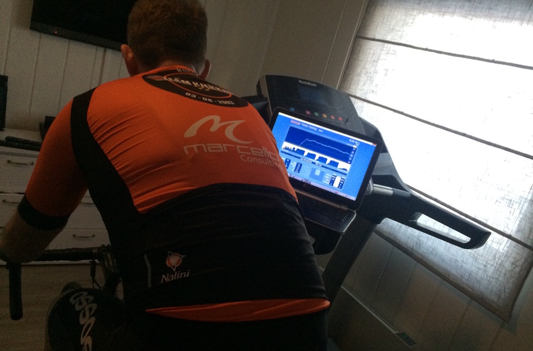 Roy Magne Storhold bruker en computrainer-rulle med ferdiglastede programmer. Det har hevet kvaliteten på øktene. Foto: Privat Roy M Storholm Computrainer Privat 1400x924