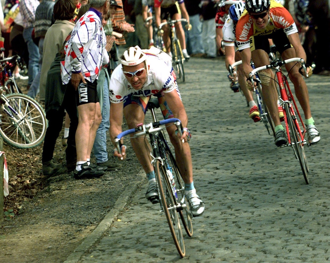 Johan Museeuw forserer Kemmelberg i 1997. Foto: Cor Vos Museeuw Kemmelberg 1997 - Cor Vos 1400x
