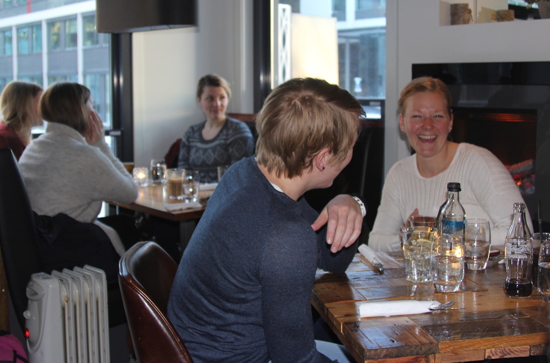 Det sosiale er viktig for jenter, og jentene fra Oslofjord Triatlon er ikke noe unntak. Rebecca Hjellegjerde (til venstre) og Therese Skjenken er begge rookies i Styrkeprøven og gleder seg til å bli kjent med flere. Foto: Ingeborg Scheve Rebecca Hjellegjerde - Therese Skjenken 1400x924