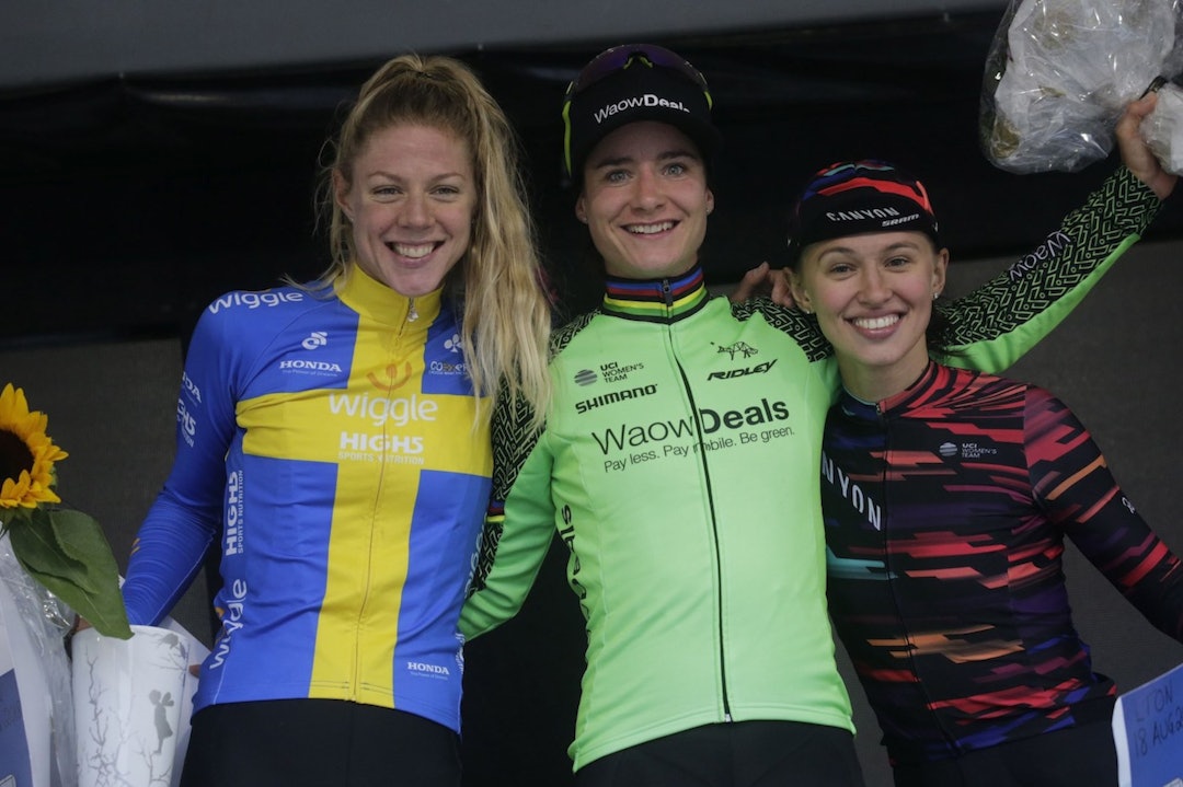 PALLEN: Marianne Vos vant dagens etappe foran Emilia Fahlin og Katarzyna Niewiadoma, og slik er også stillingen sammenlagt når en etappe gjenstår. Foto: Cor Vos Emilia Fahlin - Marianne Vos - Katarzyna Niewiadoma - Ladies Tour of Norway stage 2 - Cor Vos 1400x933