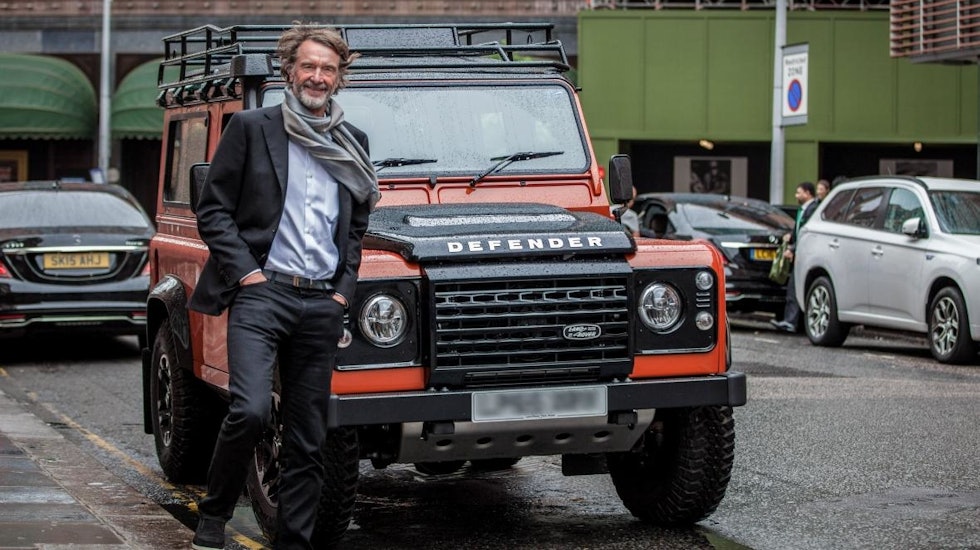 NY FØLGEBIL? Jim Ratcliffe foran en Land Rover Defender, som skal erstattes av den nye modellen Grenadier. Bilen skal produseres i Wales. Foto: Ineos. Ineos grenadier