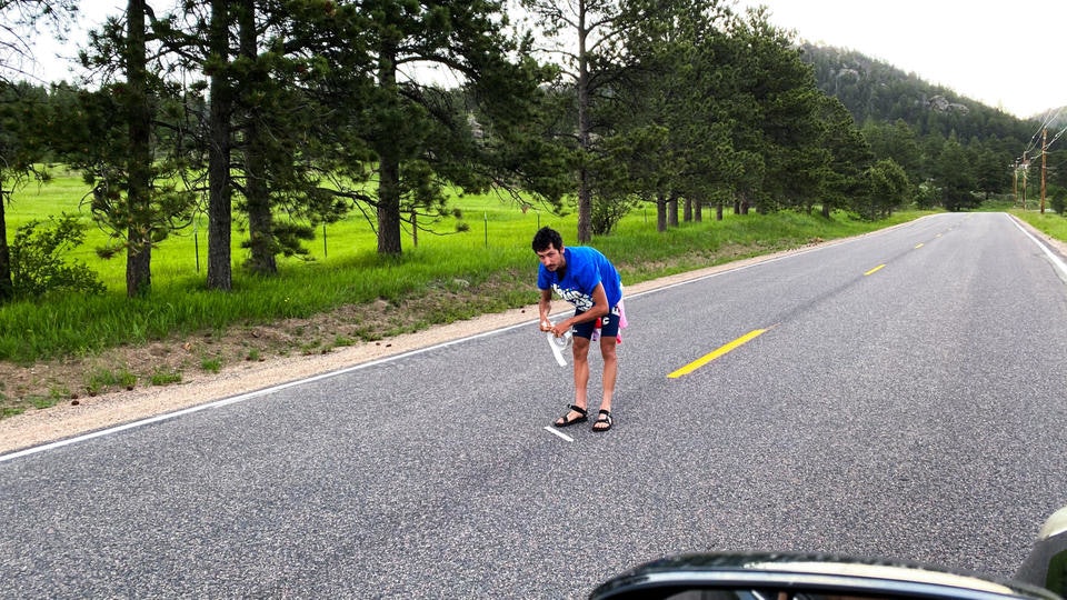 VEIMERKING: Lachlan Morton markerer vendepunktet i sitt rekordforsøk. Foto: EF Procycling. lachlan morton markerer veien for everesting