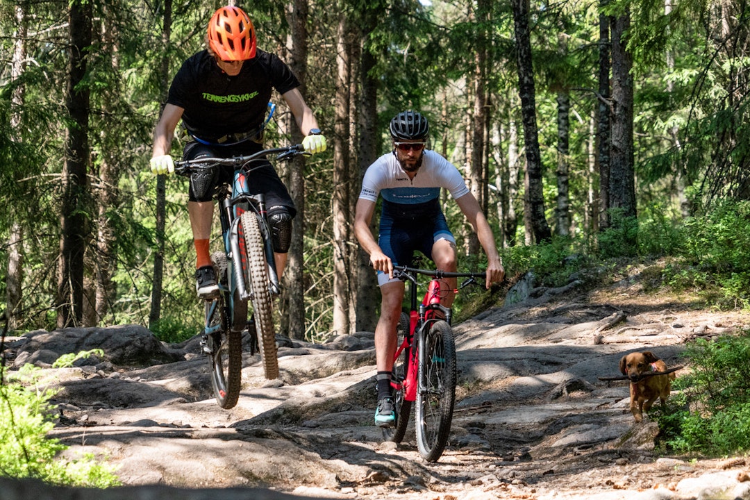 NEDOVER: Øyvind Aas, Henrik Alpers og Peanut holder på å finne ut av Greia med utforsykling på terrengsykkelen. Bilde: Christian Nerdrum NEDOVER: Øyvind Aas, Henrik Alpers og Peanut holder på å finne ut av Greia med utforsykling på terrengsykkelen. Bilde: Christian Nerdrum