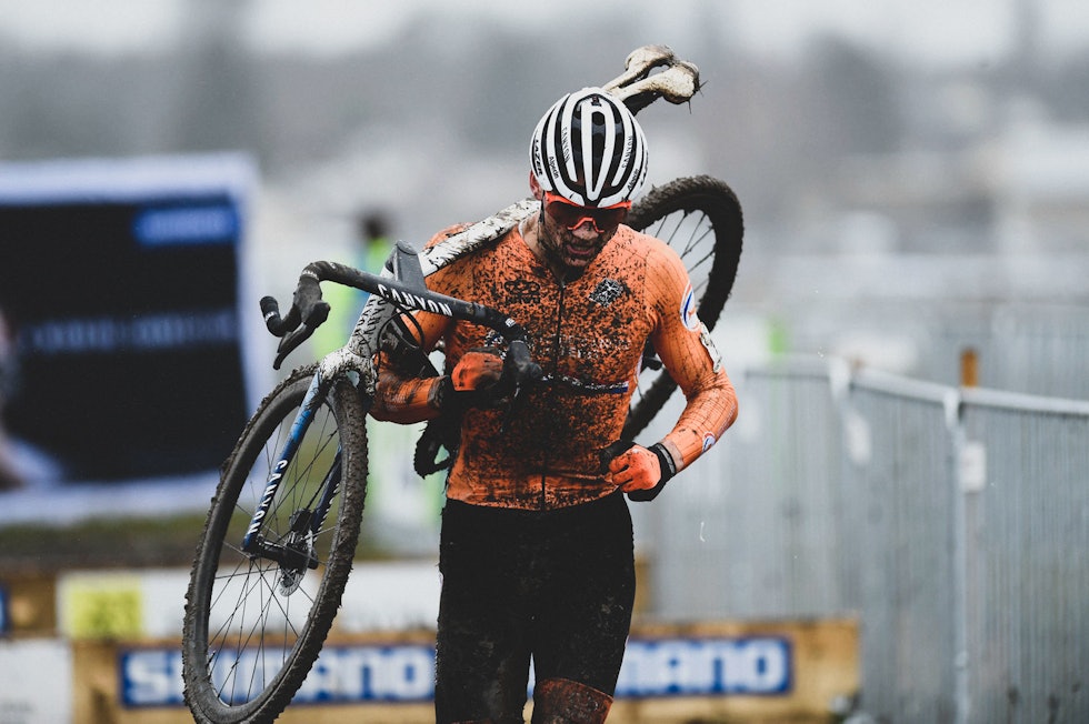 BÆREMEIS: Übersterke Mathieu van der Poel demonstrerer korrekt bæring av en Canyon Inflite. Foto: Cor Vos. mathieu van der poel