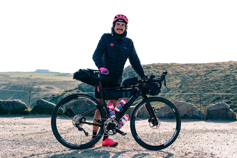 BIKEPACKING: Lachlan kjører gjerne ultraløp der en er selvforsynt gjennom hele konkurransen. Her fra GBDuro. Foto: Ruben Jacobus lachlan morton