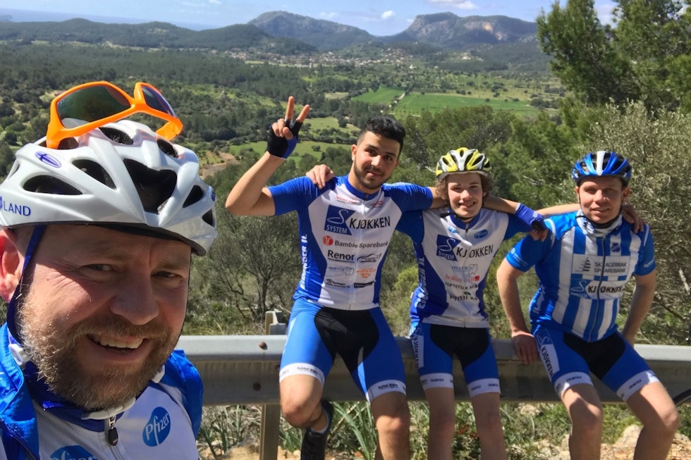 VELTRENTE: Kjetil Haugersveen med noen av de unge rytterne i Rocket Man Charity Ride: Suhaib al Hamid, Jens Lunde Tusvik og Pål Wilhelmsen. Eidanger IL med Rocket Man Charity Ride