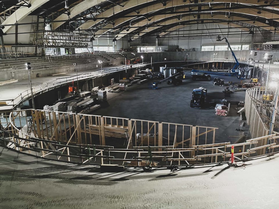 BYGGEPLASS: Selv om velodromen er ferdig på sensommeren, er det ennå en stund til vi kan sykle der. velodromen på sola under bygging