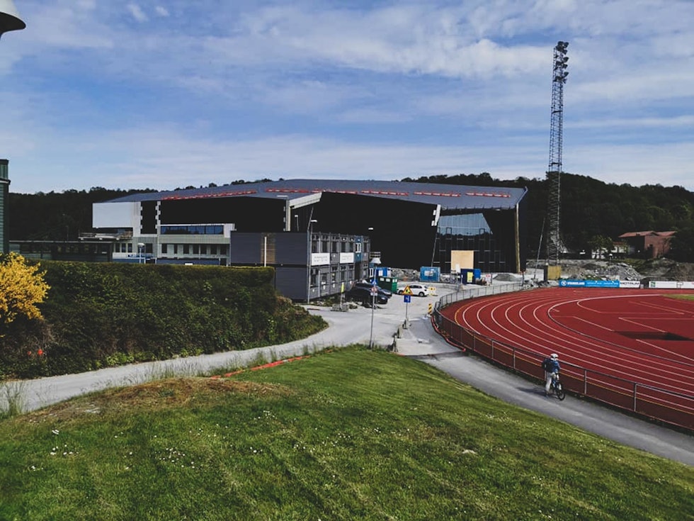 FASADEN KLAR: Bygget er nesten ferdig utendørs, og om ikke lenge kan vi sykle til hallen og kjøre om kapp. velodromen på sola under bygging