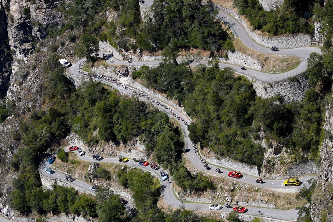 ALPE D HUEZ: 13.8 kilometer, 21 serpentinsvinger og 1132 høydemeter. Foto: Cor Vos Alpe d Huez - Stage 12 - Cor Vos 1400x933